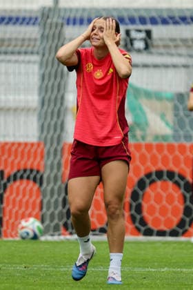 Cologne, Germany 02 06 2026 Training of the DFB women preparation international match Germany vs Norway for World Cup qualification 2027 In the picture Klara Bühl Buehl Germany beats hands over head together Copyright: HMBxMedia MadeleinexFantini