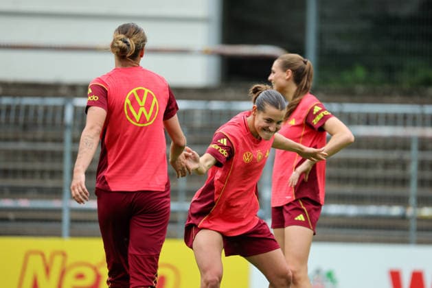 Cologne, Germany 02 06 2026 Training of the DFB women preparation international match Germany vs Norway for World Cup qualification 2027 In the picture from left Larissa Mühlhaus Muehlhaus Germany and Carlotta Wamser Germany high-five each other Copyright: HMBxMedia MadeleinexFantini