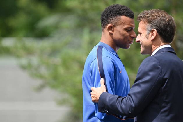French President Emmanuel Macron Visits National Football Centre Ahead of 2026 FIFA World Cup, WM, Weltmeisterschaft, Fussball Kylian Mbappe and Emmanuel Macron French President Emmanuel Macron and First Lady Brigitte Macron visit the National Football Centre in Clairefontaine, near Paris, on June 2, 2026. Ahead of the 2026 FIFA World Cup, the President met players and coaching staff of the France men’s national football team to express his support. He also met members of the France women’s national team, Nationalteam as they prepared for upcoming FIFA Women’s World Cup 2027 qualifying matches. Photo by Jeanne Accorsini Pool ABACAPRESS.COM Clairefontaine France  Copyright: xAccorsinixJeanne Pool ABACAx