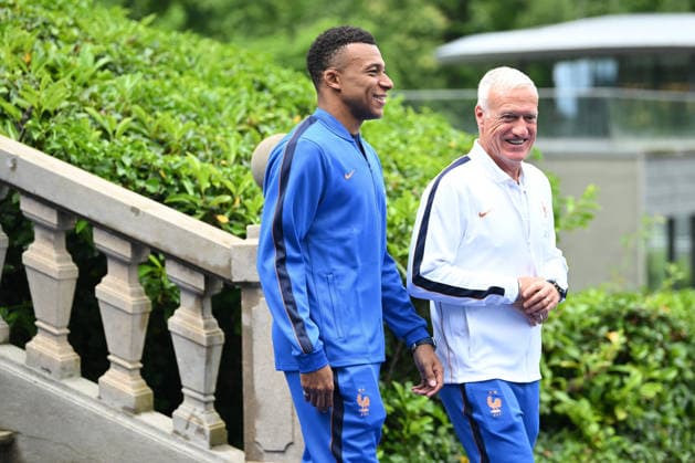 French President Emmanuel Macron Visits National Football Centre Ahead of 2026 FIFA World Cup, WM, Weltmeisterschaft, Fussball Kylian Mbappe and French head coach Didier Deschamps French President Emmanuel Macron and First Lady Brigitte Macron visit the National Football Centre in Clairefontaine, near Paris, on June 2, 2026. Ahead of the 2026 FIFA World Cup, the President met players and coaching staff of the France men’s national football team to express his support. He also met members of the France women’s national team, Nationalteam as they prepared for upcoming FIFA Women’s World Cup 2027 qualifying matches. Photo by Jeanne Accorsini Pool ABACAPRESS.COM Clairefontaine France  Copyright: xAccorsinixJeanne Pool ABACAx