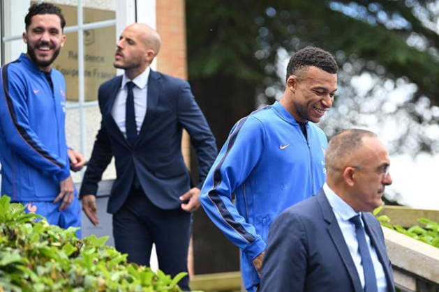 French President Emmanuel Macron Visits National Football Centre Ahead of 2026 FIFA World Cup, WM, Weltmeisterschaft, Fussball French President Emmanuel Macron and First Lady Brigitte Macron visit the National Football Centre in Clairefontaine, near Paris, on June 2, 2026. Ahead of the 2026 FIFA World Cup, the President met players and coaching staff of the France men’s national football team to express his support. He also met members of the France women’s national team, Nationalteam as they prepared for upcoming FIFA Women’s World Cup 2027 qualifying matches. Photo by Jeanne Accorsini Pool ABACAPRESS.COM Clairefontaine France  Copyright: xAccorsinixJeanne Pool ABACAx