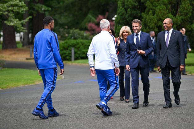 French President Emmanuel Macron Visits National Football Centre Ahead of 2026 FIFA World Cup, WM, Weltmeisterschaft, Fussball French head coach Didier Deschamps, Kylian Mbappe and Emmanuel Macron French President Emmanuel Macron and First Lady Brigitte Macron visit the National Football Centre in Clairefontaine, near Paris, on June 2, 2026. Ahead of the 2026 FIFA World Cup, the President met players and coaching staff of the France men’s national football team to express his support. He also met members of the France women’s national team, Nationalteam as they prepared for upcoming FIFA Women’s World Cup 2027 qualifying matches. Photo by Jeanne Accorsini Pool ABACAPRESS.COM Clairefontaine France  Copyright: xAccorsinixJeanne Pool ABACAx