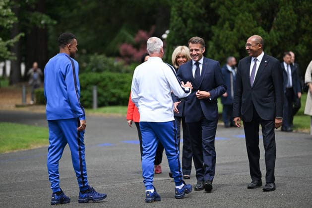 French President Emmanuel Macron Visits National Football Centre Ahead of 2026 FIFA World Cup, WM, Weltmeisterschaft, Fussball French head coach Didier Deschamps, Kylian Mbappe and Emmanuel Macron French President Emmanuel Macron and First Lady Brigitte Macron visit the National Football Centre in Clairefontaine, near Paris, on June 2, 2026. Ahead of the 2026 FIFA World Cup, the President met players and coaching staff of the France men’s national football team to express his support. He also met members of the France women’s national team, Nationalteam as they prepared for upcoming FIFA Women’s World Cup 2027 qualifying matches. Photo by Jeanne Accorsini Pool ABACAPRESS.COM Clairefontaine France  Copyright: xAccorsinixJeanne Pool ABACAx