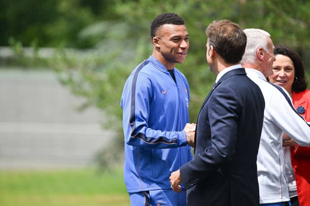 French President Emmanuel Macron Visits National Football Centre Ahead of 2026 FIFA World Cup, WM, Weltmeisterschaft, Fussball Kylian Mbappe and Emmanuel Macron French President Emmanuel Macron and First Lady Brigitte Macron visit the National Football Centre in Clairefontaine, near Paris, on June 2, 2026. Ahead of the 2026 FIFA World Cup, the President met players and coaching staff of the France men’s national football team to express his support. He also met members of the France women’s national team, Nationalteam as they prepared for upcoming FIFA Women’s World Cup 2027 qualifying matches. Photo by Jeanne Accorsini Pool ABACAPRESS.COM Clairefontaine France  Copyright: xAccorsinixJeanne Pool ABACAx