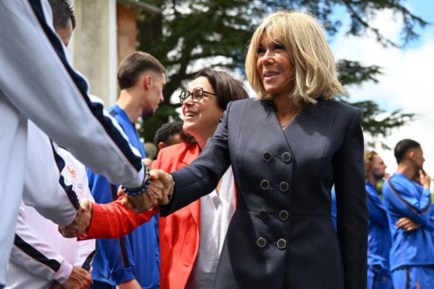French President Emmanuel Macron Visits National Football Centre Ahead of 2026 FIFA World Cup, WM, Weltmeisterschaft, Fussball Brigitte Macron and France s Sports Minister Marina Ferrar French President Emmanuel Macron and First Lady Brigitte Macron visit the National Football Centre in Clairefontaine, near Paris, on June 2, 2026. Ahead of the 2026 FIFA World Cup, the President met players and coaching staff of the France men’s national football team to express his support. He also met members of the France women’s national team, Nationalteam as they prepared for upcoming FIFA Women’s World Cup 2027 qualifying matches. Photo by Jeanne Accorsini Pool ABACAPRESS.COM Clairefontaine France  Copyright: xAccorsinixJeanne Pool ABACAx