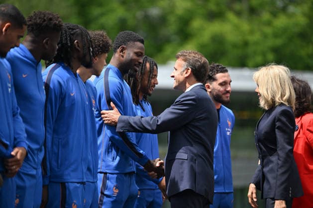 French President Emmanuel Macron Visits National Football Centre Ahead of 2026 FIFA World Cup, WM, Weltmeisterschaft, Fussball Emmanuel Macron and Marcus Thuram French President Emmanuel Macron and First Lady Brigitte Macron visit the National Football Centre in Clairefontaine, near Paris, on June 2, 2026. Ahead of the 2026 FIFA World Cup, the President met players and coaching staff of the France men’s national football team to express his support. He also met members of the France women’s national team, Nationalteam as they prepared for upcoming FIFA Women’s World Cup 2027 qualifying matches. Photo by Jeanne Accorsini Pool ABACAPRESS.COM Clairefontaine France  Copyright: xAccorsinixJeanne Pool ABACAx
