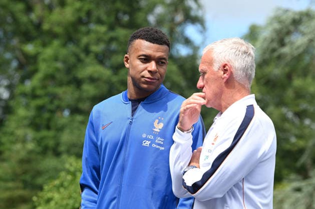 French President Emmanuel Macron Visits National Football Centre Ahead of 2026 FIFA World Cup, WM, Weltmeisterschaft, Fussball Kylian Mbappe and French head coach Didier Deschamps French President Emmanuel Macron and First Lady Brigitte Macron visit the National Football Centre in Clairefontaine, near Paris, on June 2, 2026. Ahead of the 2026 FIFA World Cup, the President met players and coaching staff of the France men’s national football team to express his support. He also met members of the France women’s national team, Nationalteam as they prepared for upcoming FIFA Women’s World Cup 2027 qualifying matches. Photo by Jeanne Accorsini Pool ABACAPRESS.COM Clairefontaine France  Copyright: xAccorsinixJeanne Pool ABACAx