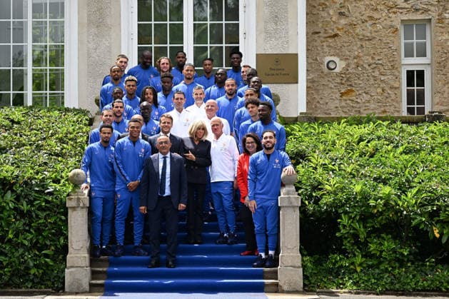 French President Emmanuel Macron Visits National Football Centre Ahead of 2026 FIFA World Cup, WM, Weltmeisterschaft, Fussball Family photo French President Emmanuel Macron and First Lady Brigitte Macron visit the National Football Centre in Clairefontaine, near Paris, on June 2, 2026. Ahead of the 2026 FIFA World Cup, the President met players and coaching staff of the France men’s national football team to express his support. He also met members of the France women’s national team, Nationalteam as they prepared for upcoming FIFA Women’s World Cup 2027 qualifying matches. Photo by Jeanne Accorsini Pool ABACAPRESS.COM Clairefontaine France  Copyright: xAccorsinixJeanne Pool ABACAx
