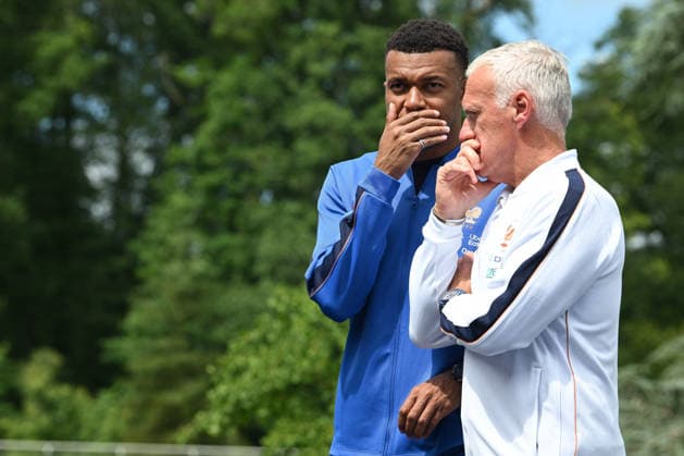 French President Emmanuel Macron Visits National Football Centre Ahead of 2026 FIFA World Cup, WM, Weltmeisterschaft, Fussball Kylian Mbappe and French head coach Didier Deschamps French President Emmanuel Macron and First Lady Brigitte Macron visit the National Football Centre in Clairefontaine, near Paris, on June 2, 2026. Ahead of the 2026 FIFA World Cup, the President met players and coaching staff of the France men’s national football team to express his support. He also met members of the France women’s national team, Nationalteam as they prepared for upcoming FIFA Women’s World Cup 2027 qualifying matches. Photo by Jeanne Accorsini Pool ABACAPRESS.COM Clairefontaine France  Copyright: xAccorsinixJeanne Pool ABACAx