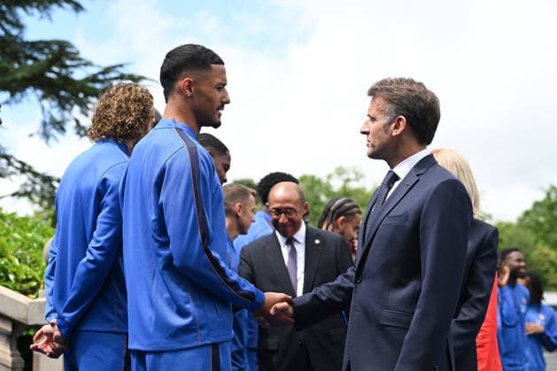 French President Emmanuel Macron Visits National Football Centre Ahead of 2026 FIFA World Cup, WM, Weltmeisterschaft, Fussball William Saliba French President Emmanuel Macron and First Lady Brigitte Macron visit the National Football Centre in Clairefontaine, near Paris, on June 2, 2026. Ahead of the 2026 FIFA World Cup, the President met players and coaching staff of the France men’s national football team to express his support. He also met members of the France women’s national team, Nationalteam as they prepared for upcoming FIFA Women’s World Cup 2027 qualifying matches. Photo by Jeanne Accorsini Pool ABACAPRESS.COM Clairefontaine France  Copyright: xAccorsinixJeanne Pool ABACAx