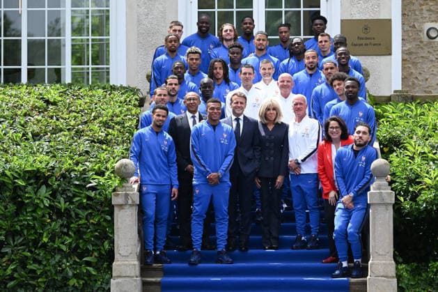 French President Emmanuel Macron Visits National Football Centre Ahead of 2026 FIFA World Cup, WM, Weltmeisterschaft, Fussball Family photo French President Emmanuel Macron and First Lady Brigitte Macron visit the National Football Centre in Clairefontaine, near Paris, on June 2, 2026. Ahead of the 2026 FIFA World Cup, the President met players and coaching staff of the France men’s national football team to express his support. He also met members of the France women’s national team, Nationalteam as they prepared for upcoming FIFA Women’s World Cup 2027 qualifying matches. Photo by Jeanne Accorsini Pool ABACAPRESS.COM Clairefontaine France  Copyright: xAccorsinixJeanne Pool ABACAx