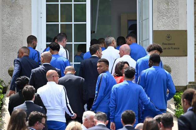 French President Emmanuel Macron Visits National Football Centre Ahead of 2026 FIFA World Cup, WM, Weltmeisterschaft, Fussball Family photo French President Emmanuel Macron and First Lady Brigitte Macron visit the National Football Centre in Clairefontaine, near Paris, on June 2, 2026. Ahead of the 2026 FIFA World Cup, the President met players and coaching staff of the France men’s national football team to express his support. He also met members of the France women’s national team, Nationalteam as they prepared for upcoming FIFA Women’s World Cup 2027 qualifying matches. Photo by Jeanne Accorsini Pool ABACAPRESS.COM Clairefontaine France  Copyright: xAccorsinixJeanne Pool ABACAx