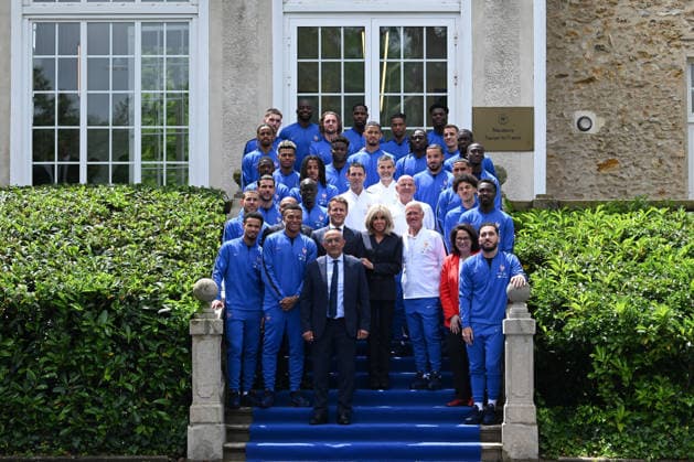 French President Emmanuel Macron Visits National Football Centre Ahead of 2026 FIFA World Cup, WM, Weltmeisterschaft, Fussball Family photo French President Emmanuel Macron and First Lady Brigitte Macron visit the National Football Centre in Clairefontaine, near Paris, on June 2, 2026. Ahead of the 2026 FIFA World Cup, the President met players and coaching staff of the France men’s national football team to express his support. He also met members of the France women’s national team, Nationalteam as they prepared for upcoming FIFA Women’s World Cup 2027 qualifying matches. Photo by Jeanne Accorsini Pool ABACAPRESS.COM Clairefontaine France  Copyright: xAccorsinixJeanne Pool ABACAx