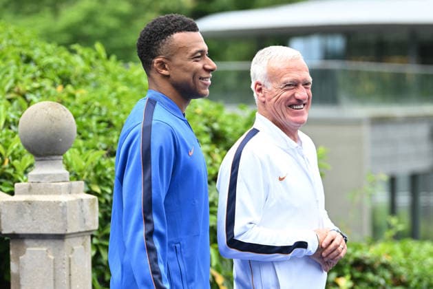 French President Emmanuel Macron Visits National Football Centre Ahead of 2026 FIFA World Cup, WM, Weltmeisterschaft, Fussball Kylian Mbappe and French head coach Didier Deschamps French President Emmanuel Macron and First Lady Brigitte Macron visit the National Football Centre in Clairefontaine, near Paris, on June 2, 2026. Ahead of the 2026 FIFA World Cup, the President met players and coaching staff of the France men’s national football team to express his support. He also met members of the France women’s national team, Nationalteam as they prepared for upcoming FIFA Women’s World Cup 2027 qualifying matches. Photo by Jeanne Accorsini Pool ABACAPRESS.COM Clairefontaine France  Copyright: xAccorsinixJeanne Pool ABACAx
