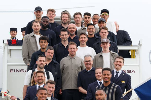 FRANKFURT AM MAIN, DEUTSCHLAND 02. Juni 2026: Die deutsche Männer-Nationalmannschaft beim offiziellen Abflug nach Nordamerika am Flughafen Frankfurt vor Beginn der FIFA Fußball-Weltmeisterschaft 2026. Der Deutsche Fußball-Bund (DFB) und Lufthansa verabschieden das Team auf dem Weg zum größten Fußballturnier der Welt. v.l., goalkeeper Manuel Neuer (Germany), Nathaniel Brown (Germany), Anton Ruediger (Germany), Angelo Stiller (Germany), oben Rechts mit Sonnenbrille Leroy Sane (Germany), in der Mitte headcoach Julian Nagelsmann (Germany) *** FRANKFURT AM MAIN, GERMANY 02 June 2026 The German mens national team at the official departure to North America at Frankfurt Airport before the start of the 2026 FIFA World Cup The German Football Association DFB and Lufthansa bid farewell to the team on their way to the worlds biggest soccer tournament from left, goalkeeper Manuel Neuer Germany , Nathaniel Brown Germany , Anton Ruediger Germany , Angelo Stiller Germany , top right with sunglasses Leroy Sane Germany , in the middle head coach Julian Nagelsmann Germany Copyright: JoaquimxFerreira