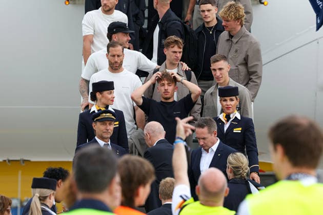 FRANKFURT AM MAIN, DEUTSCHLAND 02. Juni 2026: Die deutsche Männer-Nationalmannschaft beim offiziellen Abflug nach Nordamerika am Flughafen Frankfurt vor Beginn der FIFA Fußball-Weltmeisterschaft 2026. Der Deutsche Fußball-Bund (DFB) und Lufthansa verabschieden das Team auf dem Weg zum größten Fußballturnier der Welt. v.l., goalkeeper Oliver Baumann (Germany), Joshua Kimmich (Germany), Nick Woltemade (Germany), Nico Schlotterbeck (Germany) und Lennart Karl (Germany) macht sich die Frisur *** FRANKFURT AM MAIN, GERMANY 02 June 2026 The German mens national team at the official departure to North America at Frankfurt Airport before the start of the 2026 FIFA World Cup The German Football Association DFB and Lufthansa bid farewell to the team on their way to the worlds biggest soccer tournament from left, goalkeeper Oliver Baumann Germany , Joshua Kimmich Germany , Nick Woltemade Germany , Nico Schlotterbeck Germany and Lennart Karl Germany gets his hair done Copyright: JoaquimxFerreira