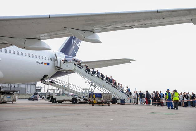FRANKFURT AM MAIN, GERMANY 02 June 2026 The German mens national team at the official departure to North America at Frankfurt Airport before the start of the 2026 FIFA World Cup The German Football Association DFB and Lufthansa bid farewell to the team on their way to the worlds biggest soccer tournament v l , tourists, passengers boarding in the back Copyright: JoaquimxFerreira