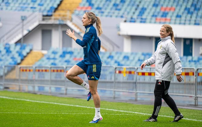 260602 Nathalie Björn and physiotherapist Jenny Larsson of the Swedish women s national football team during a training session on June 2, 2026 in Gothenburg Photo Mathias Bergeld BILDBYRAN code MB MB1378 fotboll football soccer fotball vm kval kval fifa womens world cup qualifier qualifier träning practice training sverige sweden dam bbeng women kvinner  Copyright: MATHIASxBERGELD BB260602MB010
