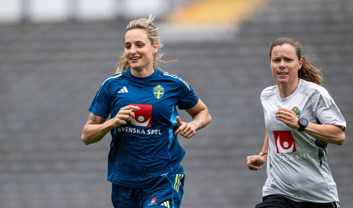 260602 Nathalie Björn and equipment manager Sara Thunebro of the Swedish women s national football team during a training session on June 2, 2026 in Gothenburg Photo Mathias Bergeld BILDBYRAN code MB MB1378 fotboll football soccer fotball vm kval kval fifa womens world cup qualifier qualifier träning practice training sverige sweden dam bbeng women kvinner  Copyright: MATHIASxBERGELD BB260602MB011