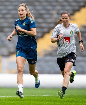 260602 Nathalie Björn and equipment manager Sara Thunebro of the Swedish women s national football team during a training session on June 2, 2026 in Gothenburg Photo Mathias Bergeld BILDBYRAN code MB MB1378 fotboll football soccer fotball vm kval kval fifa womens world cup qualifier qualifier träning practice training sverige sweden dam bbeng women kvinner  Copyright: MATHIASxBERGELD BB260602MB012