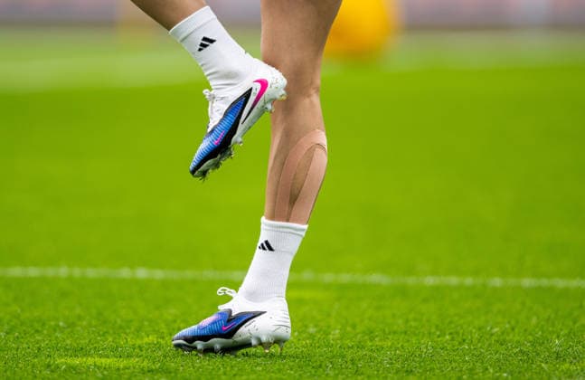 260602 Medical tape on the calf of Nathalie Björn of the Swedish women s national football team during a training session on June 2, 2026 in Gothenburg Photo Mathias Bergeld BILDBYRAN code MB MB1378 fotboll football soccer fotball vm kval kval fifa womens world cup qualifier qualifier träning practice training sverige sweden dam bbeng women kvinner  Copyright: MATHIASxBERGELD BB260602MB014