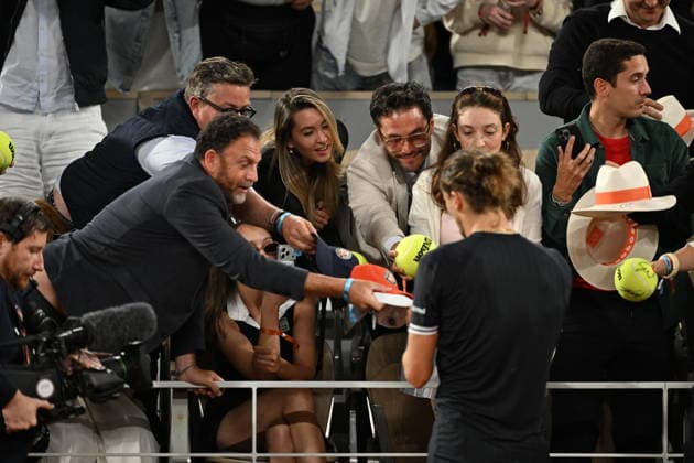2026 French Open, Roland-Garros - Day 10 PARIS, FRANCE - JUNE 02: Alexander Zverev of Germany signs tennis balls as he celebrates victory after Men s Singles quarter-final match against Rafael Jodar (not seen) of Spain on Day Ten of the 2026 French Open at Roland Garros in Paris, France, on June 02, 2026, Mustafa Yalcin Anadolu Paris France. Editorial use only. Please get in touch for any other usage.  Copyright: x2026xAnadoluxMustafaxYalcinx