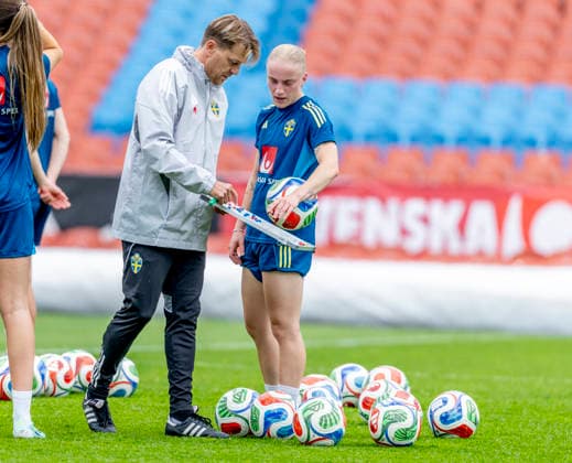 GOTHENBURG, SWEDEN 20260602 National team captain Tony Gustavsson and Anna Sandberg during Tuesday s training with the women s national team at Ullevi ahead of the upcoming World Cup qualifier against Denmark GÖTEBORG SWEDEN x9200x  Copyright: xAdamxIhse TTx THE WOMEN S NATIONAL TEAM TRAINS IN GOTHENBURG BEFORE THE WORLD CUP QUALIFYING