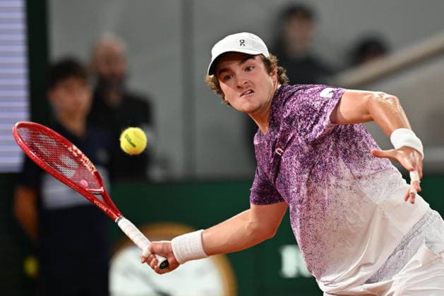 2026 French Open, Roland-Garros - Day 10 PARIS, FRANCE - JUNE 2: Joao Fonseca of Brazil in action against Jakub Mensik (not seen) of Czech Republic during their Men s Singles quarter-final match on Day Ten of the 2026 French Open at Roland Garros in Paris, France, on June 2, 2026, Mustafa Yalcin Anadolu Paris France. Editorial use only. Please get in touch for any other usage.  Copyright: x2026xAnadoluxMustafaxYalcinx
