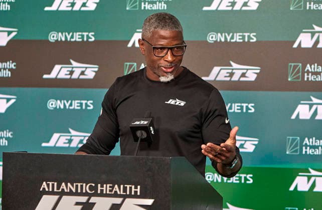 NFL, American Football Herren, USA 2026: New York Jets OTA June 02 New York Jets head coach Aaron Glenn speaks to the media during organized team activities at the Atlantic Health Jets Training Center, Florham Park, New Jersey on Tuesday June 2, 2026. Duncan Williams CSM (Credit Image: Duncan Williams Cal Media) Florham Park New Jersey United States EDITORIAL USE ONLY Copyright: xx ZUMA-20260602_zma_c04_030.jpg DuncanxWilliamsx csmphotothree492670