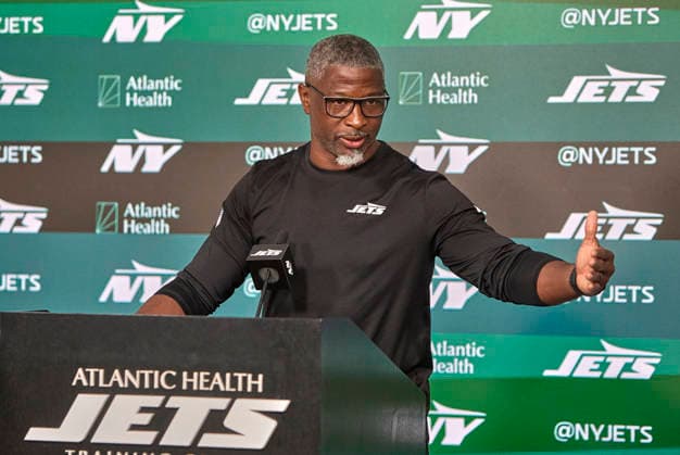 NFL, American Football Herren, USA 2026: New York Jets OTA June 02 New York Jets head coach Aaron Glenn speaks to the media during organized team activities at the Atlantic Health Jets Training Center, Florham Park, New Jersey on Tuesday June 2, 2026. Duncan Williams CSM (Credit Image: Duncan Williams Cal Media) Florham Park New Jersey United States EDITORIAL USE ONLY Copyright: xx ZUMA-20260602_zma_c04_042.jpg DuncanxWilliamsx csmphotothree492685