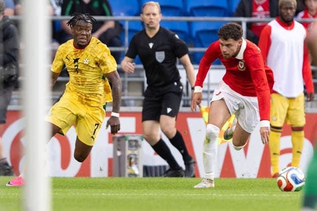 Wales v Ghana International Friendly, Länderspiel, Nationalmannschaft Fatawu Issahaku of Ghana attacks with pressure from Neco Williams of Wales during the International Friendly match at the Cardiff City Stadium, Cardiff 02 06 2026 UK Newspapers OUT Copyright: xKaraxThomasx FIL-23534-0032