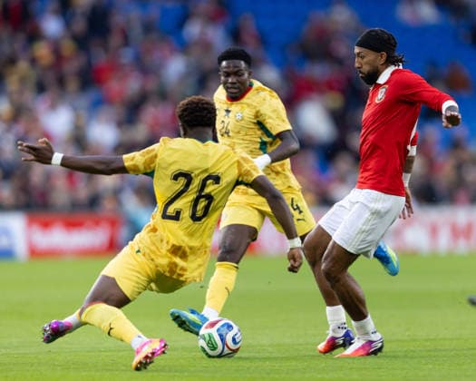 Wales v Ghana International Friendly, Länderspiel, Nationalmannschaft Marvin Senaya of Ghana tackles Sorba Thomas of Wales during the International Friendly match at the Cardiff City Stadium, Cardiff 02 06 2026 UK Newspapers OUT Copyright: xKaraxThomasx FIL-23534-0039