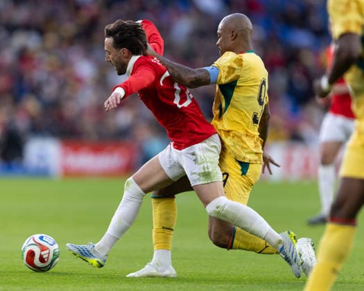 Wales v Ghana International Friendly, Länderspiel, Nationalmannschaft Jordan Ayew of Ghana tackles Joshua Sheehan of Wales during the International Friendly match at the Cardiff City Stadium, Cardiff 02 06 2026 UK Newspapers OUT Copyright: xKaraxThomasx FIL-23534-0042
