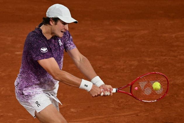 2026 French Open, Roland-Garros - Day 10 PARIS, FRANCE - JUNE 02: Joao Fonseca of Brazil and Jakub Mensik of Czech Republic compete during their Men s Singles quarter-final match on Day Ten of the 2026 French Open at Roland Garros in Paris, France, on June 02, 2026, Burak Akbulut Anadolu Paris France. Editorial use only. Please get in touch for any other usage.  Copyright: x2026xAnadoluxBurakxAkbulutx