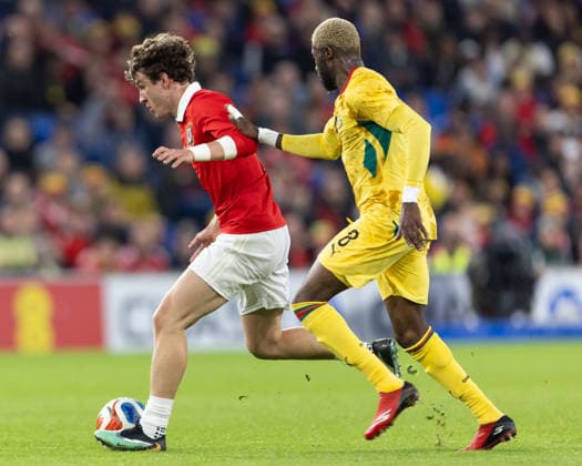Wales v Ghana International Friendly, Länderspiel, Nationalmannschaft Kwasi Sibo of Ghana puts pressure on an attacking Lewis Koumas of Wales during the International Friendly match at the Cardiff City Stadium, Cardiff 02 06 2026 UK Newspapers OUT Copyright: xKaraxThomasx FIL-23534-0054