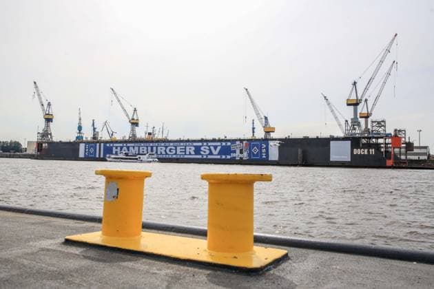 HSV celebrates over 150000 members with an oversized HSV scarf at Dock 11 in Hamburg harbor Germany , Hamburg , harbor , fish market , football , 1 Bundesliga , Hamburger SV HSV