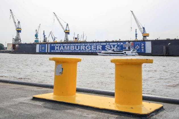 Der HSV feiert über 150000 Mitglieder mit einem überdimensionalem HSV Schal am Dock 11 im Hamburger Hafen Deutschland , Hamburg , Hafen , Fischmarkt , Fussball , 1. Bundesliga , Hamburger SV HSV *** HSV celebrates over 150000 members with an oversized HSV scarf at Dock 11 in Hamburg harbor Germany , Hamburg , harbor , fish market , football , 1 Bundesliga , Hamburger SV HSV