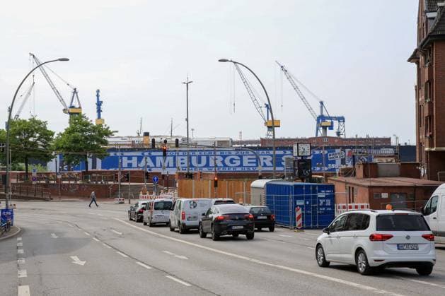 HSV celebrates over 150000 members with an oversized HSV scarf at Dock 11 in Hamburg harbor Cars Germany , Hamburg , Harbor , Fish Market , Football , 1 Bundesliga , Hamburger SV HSV