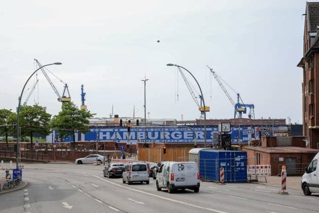 HSV celebrates over 150000 members with an oversized HSV scarf at Dock 11 in Hamburg harbor Cars Germany , Hamburg , Harbor , Fish Market , Football , 1 Bundesliga , Hamburger SV HSV