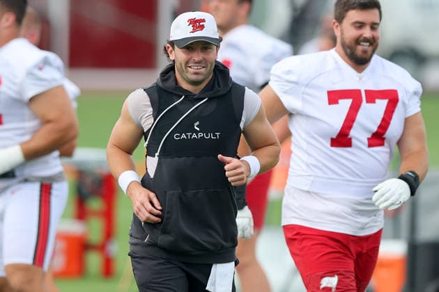 TAMPA, FL - June 02: Tampa Bay Buccaneers Quarterback Baker Mayfield (6) goes thru drills during the Tampa Bay Buccaneers OTA workout on June 02, 2026 at the AdventHealth Training Center in Tampa, Florida. (Photo by Cliff Welch Icon Sportswire) NFL, American Football Herren, USA JUNE 02 Buccaneers OTA EDITORIAL USE ONLY Icon357260602003