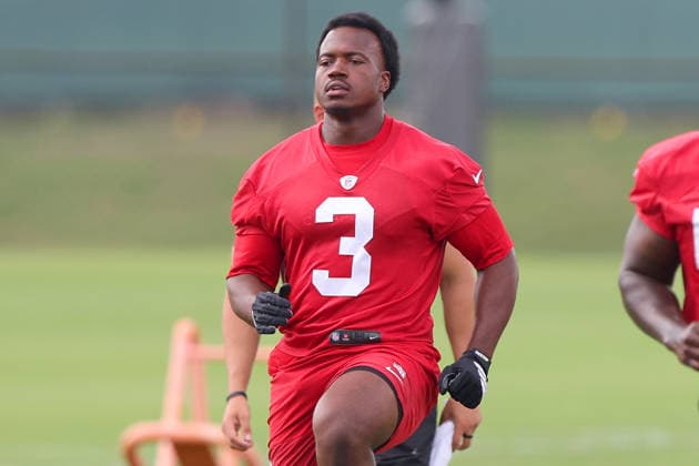 TAMPA, FL - June 02: Tampa Bay Buccaneers Linebacker Rueben Bain Jr. (3) goes thru drills during the Tampa Bay Buccaneers OTA workout on June 02, 2026 at the AdventHealth Training Center in Tampa, Florida. (Photo by Cliff Welch Icon Sportswire) NFL, American Football Herren, USA JUNE 02 Buccaneers OTA EDITORIAL USE ONLY Icon357260602026