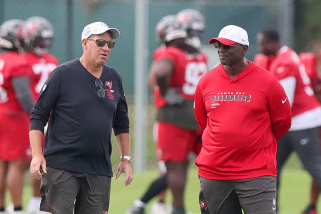 TAMPA, FL - June 02: Tampa Bay Buccaneers General Manager Jason Licht and Head Coach Todd Bowles watch the team warm up during the Tampa Bay Buccaneers OTA workout on June 02, 2026 at the AdventHealth Training Center in Tampa, Florida. (Photo by Cliff Welch Icon Sportswire) NFL, American Football Herren, USA JUNE 02 Buccaneers OTA EDITORIAL USE ONLY Icon357260602049