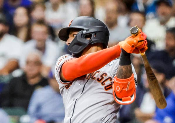 San Francisco Giants right fielder Victor Bericoto hits a single in the seventh inning of the MLB, Baseball Herren, USA game between the San Francisco Giants and the Milwaukee Brewers at American Family Field in Milwaukee, Wisconsin on Tuesday, June 2, 2026.  MIL20260602827 TANNENxMAURY