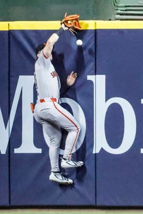 San Francisco Giants center fielder Drew Gilbert fails to catch a ball hit for an RBI double by Milwaukee Brewers left fielder Jackson Chourio in the eighth inning of the MLB, Baseball Herren, USA game between the San Francisco Giants and the Milwaukee Brewers at American Family Field in Milwaukee, Wisconsin on Tuesday, June 2, 2026. The Brewers defeated the Giants 8-3.  MIL20260602839 TANNENxMAURY