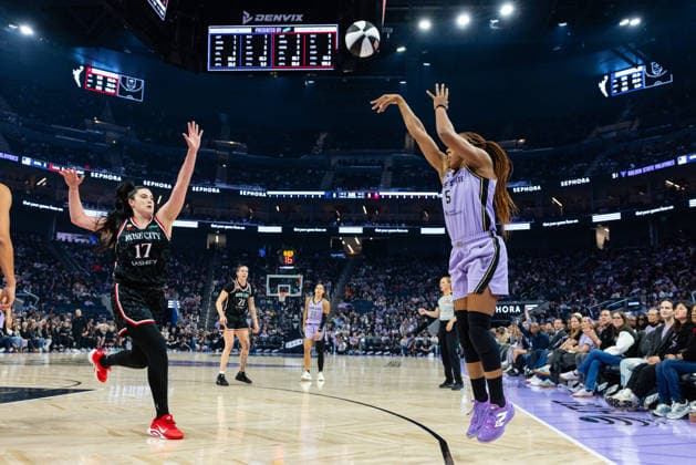 SAN FRANCISCO, CA - JUNE 02: Kayla Thornton 5 of the Golden State Valkyries scores a three during a game against the Portland Fire on June 2, 2026 at Chase Center in San Francisco, CA. (Photo by Matthew Huang Icon Sportswire) WNBA, Basketball Damen, USA JUN 02 Portland Fire at Golden State Valkyries EDITORIAL USE ONLY Icon260602004