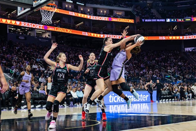 SAN FRANCISCO, CA - JUNE 02: Bridget Carleton 6 of the Portland Fire fouls Kaitlyn Chen 2 of the Golden State Valkyries during a game on June 2, 2026 at Chase Center in San Francisco, CA. (Photo by Matthew Huang Icon Sportswire) WNBA, Basketball Damen, USA JUN 02 Portland Fire at Golden State Valkyries EDITORIAL USE ONLY Icon260602008