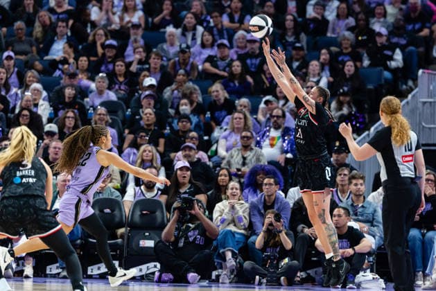 SAN FRANCISCO, CA - JUNE 02: Emily Engstler 21 of the Portland Fire makes a three during a game against the Golden State Valkyries on June 2, 2026 at Chase Center in San Francisco, CA. (Photo by Matthew Huang Icon Sportswire) WNBA, Basketball Damen, USA JUN 02 Portland Fire at Golden State Valkyries EDITORIAL USE ONLY Icon260602016