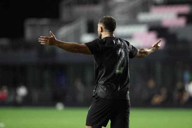 FT. LAUDERDALE, FL - JUNE 02: New Zealand defender Tim Payne (2) questions a no call in the first half during the soccer match between Haiti and New Zealand on Tuesday, June 2, 2026 at Chase Stadium in Fort Laudrdale, FL. (Photo by Peter Joneleit Icon Sportswire) SOCCER: JUN 02 Haiti vs New Zealand EDITORIAL USE ONLY Icon260602009