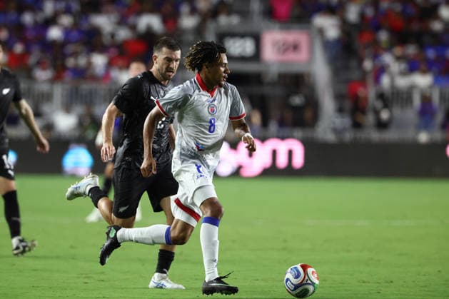 FT. LAUDERDALE, FL - JUNE 02: Haiti defender Martin ExpÃ rience (8) controls the ball as New Zealand defender Tim Payne (2) trails in defense in the first half during the soccer match between Haiti and New Zealand on Tuesday, June 2, 2026 at Chase Stadium in Fort Laudrdale, FL. (Photo by Peter Joneleit Icon Sportswire) SOCCER: JUN 02 Haiti vs New Zealand EDITORIAL USE ONLY Icon260602038