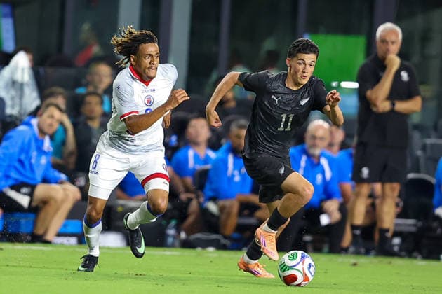 June 2, 2026, Fort Lauderdale, Florida, USA: Haiti defender Martin Expo rience (8) and New Zealand forward Elijah Just (11) battle for the ball during the International Friendly, Länderspiel, Nationalmannschaft soccer match between Haiti and New Zealand. Soccer 2026: Haiti 4:0 New Zealand.  - ZUMAa257 20260602_zsp_a257_020 Copyright: xChrisxArjoonx